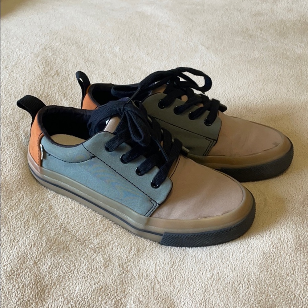 EUC Little Boys TOMS shoes